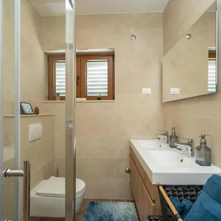 Charming House With Jaccuzi,terrace,lounge Area 펜션 믈리니