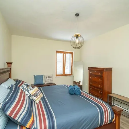 Charming House With Jaccuzi,terrace,lounge Area Hébergement de vacances