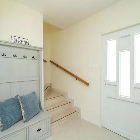 Hébergement de vacances Charming House With Jaccuzi,terrace,lounge Area
